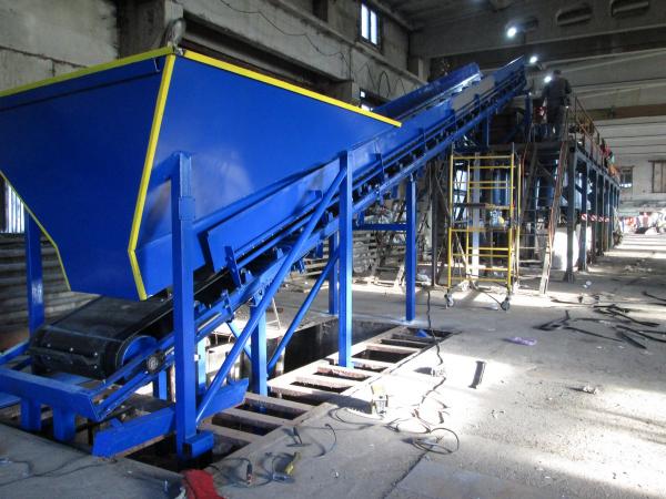 Ленточный транспортер с бункером